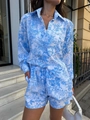 Completo pigiama da donna con stampa floreale blu, camicia a maniche lunghe e pantaloncini - S / Azzurro
