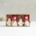 Lot de 4 mignonnes figurines de Noël en feutre de laine dans une boîte cadeau en kraft - Poupée étiquette en bois