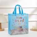 Lichtblauwe non-woven Happy Birthday cadeautas met kleurrijke taartprint en hengsels - Groot 36*32*12cm / Blauw