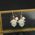 Edison Barock-Perlenohrringe mit Zirkonia-Blume und hellgrünen Edelstein-Anhängern - Smaragdgrüner Jade-Stil