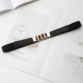 Détail d'une ceinture élastique noire avec une boucle décorative en chaîne dorée - Noir (Boucle Dorée)