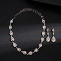 Vista detallada del conjunto de joyas de cristal en forma de pera con collar y aretes - Plateado
