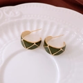 Detail van vintage 18k vergulde C-oorbellen met groen emaille en driehoekig patroon - Echt vergulde zilveren oorbelpost / Goud-Groen