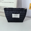 Dettaglio della borsa da trucco a righe blu navy con cerniera in metallo e tessuto trapuntato - Astuccio per Rossetto / Nero