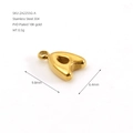 Nahaufnahme des goldenen Buchstabe A Anhängers, Maße 9,8 mm x 6,4 mm - Buchstabe A / Gold