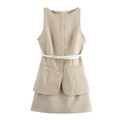 Elegante vestido corto beige sin mangas línea A con cinturón blanco sobre fondo blanco - XS / Caqui