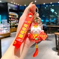 Leuke cartoon Maneki-neko sleutelhanger met rode geluksband en kwastje accessoire. - B466-2 Fortuin