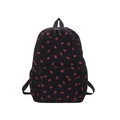 Detalle de la textura de la mochila de pana con bonitos patrones de fresas rojas - Negro