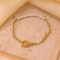 Elegante vergulde roestvrijstalen armband met zoetwaterparels en een handige OT-sluiting - Goud