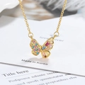 Elegante collana a farfalla dorata con zirconi colorati su cartoncino bianco - Rame / Oro