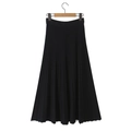 Dettaglio della gonna a pieghe nera in maglia con vita elastica e trama del tessuto - S / Nero