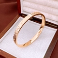 Vista dettagliata di un bracciale rigido dorato in una lussuosa scatola per gioielli - Stile Trama Mahjong Oro / Oro