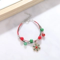 Détail d'un bracelet de Noël avec cloches et flocon sur fond en marbre blanc - Style B Flocon de neige