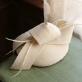 Elegante beige wollen vilt pillbox hoed met veren en zijden lint decoratie - Wit