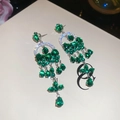 Vue détaillée des boucles d'oreilles pendantes en argent avec pierres vertes sur un écrin - 42# Tige en argent - Vert - Style goutte d'eau