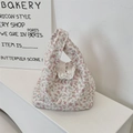 Borsa a mano in tela floreale con fiori rosa e raffinato bordo in pizzo bianco - Rosa