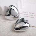 Nahaufnahme von polierten silbernen Herzanhängern mit Spiegelglanz und Öse für DIY-Schmuck - 35*34mm / Silber