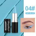 Crayon eye-liner gel lisse mat couleur bleu ciel avec gros plan sur maquillage - N°4 3g / Bleu Ciel