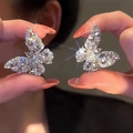Eleganti orecchini a farfalla in argento con zirconi lucidi su sfondo scuro - Stile Perno in Argento / Piccola Farfalla d'Argento (2#)