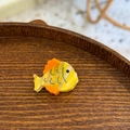 Vue détaillée d'une pince à cheveux poisson orange en acétate de qualité supérieure - Mini Poisson Tropical Jaune