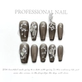 Détail d'ongles gris translucides avec strass 3D et pendentif en forme d'étoile - Noir Translucide Français / Grand (L)