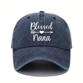 Dettaglio del ricamo Blessed Nana su un cappellino da baseball in cotone blu lavato con cuore - Blu Notte