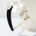 Elegante cerchietto in raso avorio con fiocco di perle e strass su blocchi espositivi - Bianco