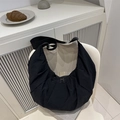 Μινιμαλιστική μαύρη τσάντα hobo από νάιλον με ζάρες και ρυθμιζόμενο ιμάντα ώμου - Μαύρο