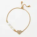 Pulsera chapada en oro con tres perlas blancas y un dije de corazón con cristales - Pulsera De Perlas De Corazón (SBK493) / Dorado