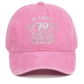 Primer plano de una gorra de algodón lavado rosa con bordado del 70 aniversario - Rosa