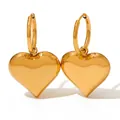 Gepolijste gouden hartvormige hanger oorbellen met ronde ringen in vintage minimalistische stijl - 3D Hart Hoop Stijl (KDE333) / Goud