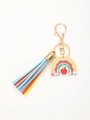Details eines Regenbogen-Schlüsselanhängers mit bunten Quasten und Lehrergravur - Lehrer Wertschätzung Regenbogen Apfel Stil (20611)