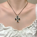 Collier croix gothique avec pierres noires ovales et pendentif argenté pour femme - Style Décor Gemme (0550)