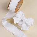 Ruban blanc à volants avec bords plissés sur bobine et un nœud décoratif fait main - 2,5 CM (10 Yards/Rouleau) / Blanc