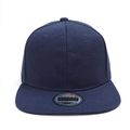 Vista frontale dettagliata del cappellino snapback blu scuro con visiera piatta e adesivo - Blu Notte