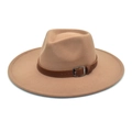 Détail du chapeau fedora kaki à large bord avec bande décorative en cuir et boucle argent - M (56-58cm) / Café Clair