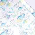 Papel de regalo de océano en acuarela con corales y peces tropicales azul claro - Pececito de acuarela