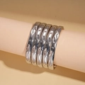 Detalle del juego de 5 pulseras plateadas con textura de metal martillado y diseño abierto - Set de 5 piezas / Plateado