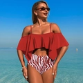 Dettaglio del top bikini rosso scuro con volant e slip a vita alta con stampa zebrata - S / Zebra Print / Rosso
