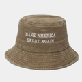 Detail der Make America Great Again Bestickung auf gewaschenem braunem Fischerhut - Khaki