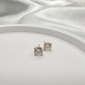 Orecchini a perno classici con zirconia tonda e montatura dorata su seta bianca - Oro Zircone Bianco Stile A 4-Griffe
