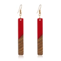 Vista dettagliata di orecchini rettangolari in legno e resina rossa con ganci dorati - Splicing lungo / Rosso