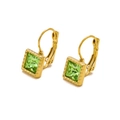 Primer plano de pendientes cuadrados dorados con circonita verde de estilo vintage francés - Oliva (HE45446D7A0)