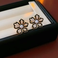 Detailansicht der blumenförmigen Ohrringe mit schwarzem Emaille und weißen Perlen - 29# Silberne Nadel Blumen Perlenohrstecker