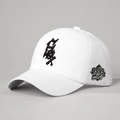 Dettaglio del ricamo 9999 World Series sul lato del cappellino da baseball in cotone bianco - Regolabile / Bianco