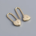 Vue macro de boucles d'oreilles cadenas en argent 925 doré avec détail du trou de serrure - Prix par Paire / Or