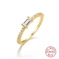 Dettaglio macro dell'anello in argento S925 placcato oro con zircone rettangolare - US 8 / Oro-Zircone Bianco