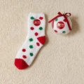 Chaussettes de Noël en polaire corail blanches à pois rouge vert avec patch JOY - Broderie JOY / Style Adulte (Boîte Triangulaire) / Blanc Cassé