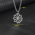 Collana in acciaio inossidabile con pendente a fiore cavo e catena d'argento da 60cm - Argento