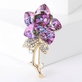 Elegante spilla a rosa in cristallo viola con finitura dorata e design floreale scintillante - Base dorata / Viola